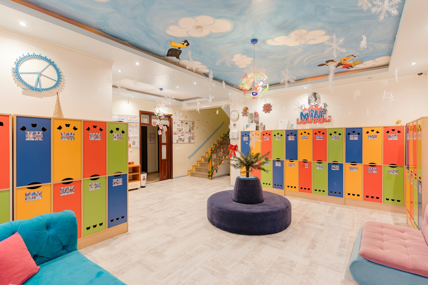 Bunte Schließfächer säumen einen verspielten Eingangsbereich für Kinderbetreuung mit einer runden Bank.